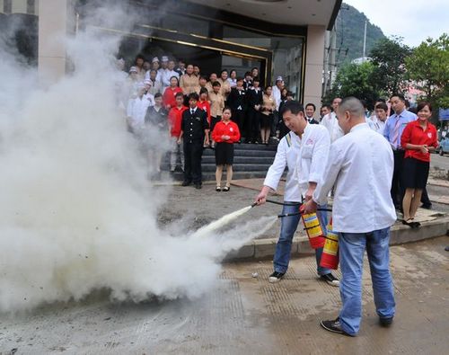 一品酒楼组织人员参加灭火实战演习（刘永松摄）.jpg